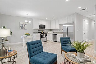 526 W Elm St in Denison, TX - Building Photo