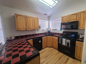 991 N 2100 W in Saint George, UT - Foto de edificio - Building Photo