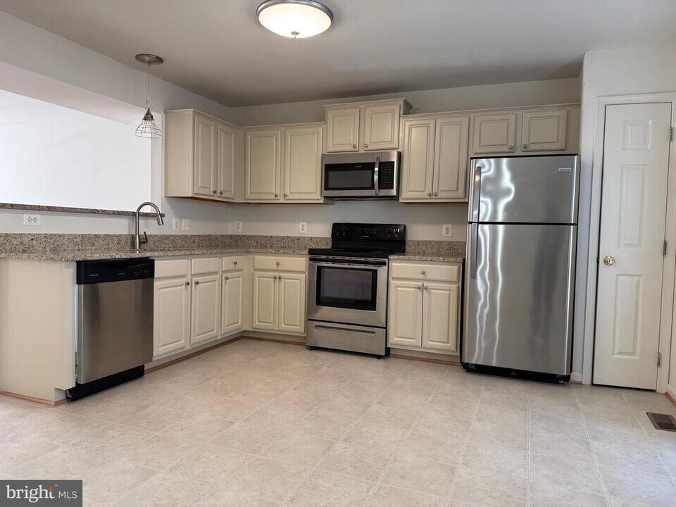 215 Merrill Ct in Stafford, VA - Building Photo