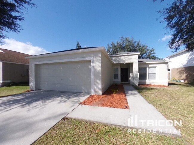 1077 Vanderbilt Dr in Eustis, FL - Foto de edificio - Building Photo