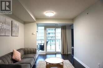 386 Yonge St in Toronto, ON - Building Photo - Building Photo