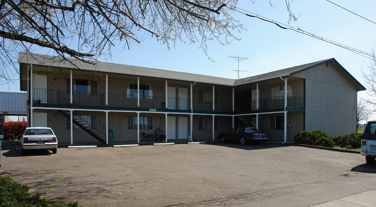 2215 Elm St SW in Albany, OR - Building Photo