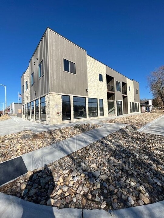 102 Locust St in Hickman, NE - Building Photo