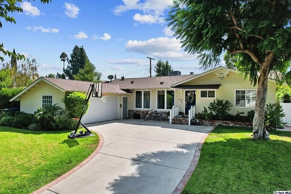 16516 Hiawatha St in Granada Hills, CA - Building Photo