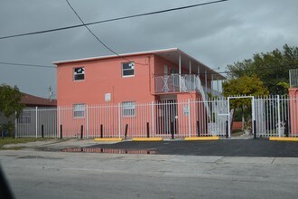 Liberty City - 61st St in Miami, FL - Foto de edificio - Building Photo