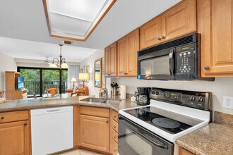 600 Neapolitan Way in Naples, FL - Building Photo - Building Photo