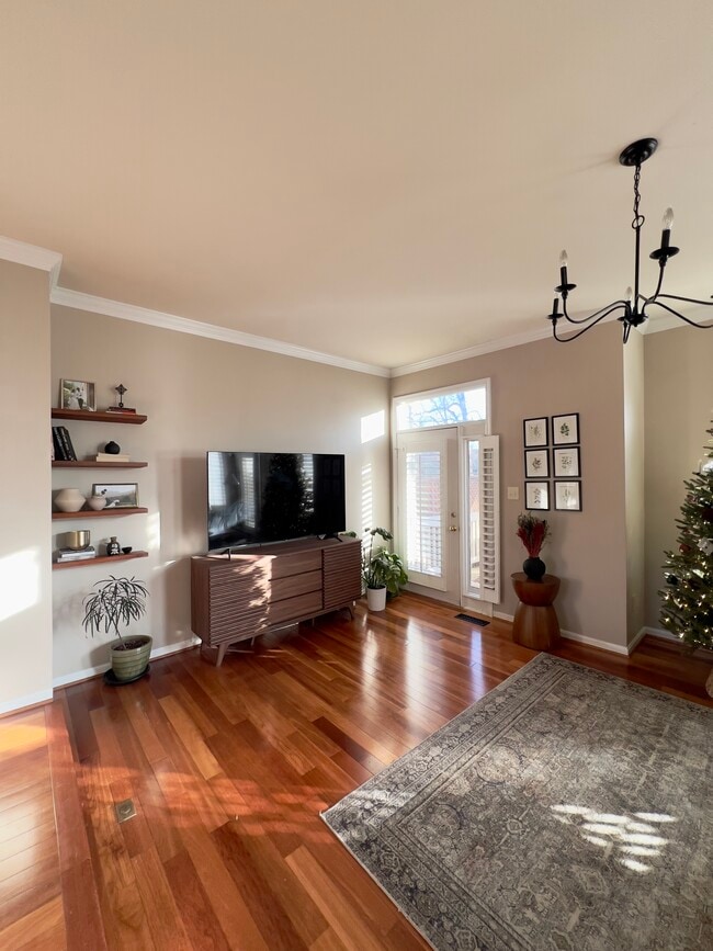 111 E Colonial Dr in Occoquan, VA - Foto de edificio - Building Photo