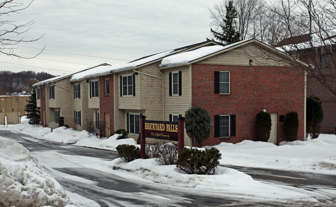 Brickyard Falls Apartments in Manlius, NY - Building Photo