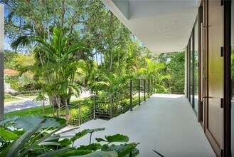 100 Hampton Ln in Key Biscayne, FL - Building Photo - Building Photo