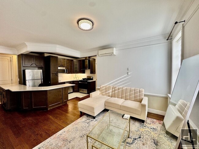 Gorgeous gut renovated 2 bed/2 bath spacious coop for rent. in Queens, NY - Foto de edificio - Building Photo
