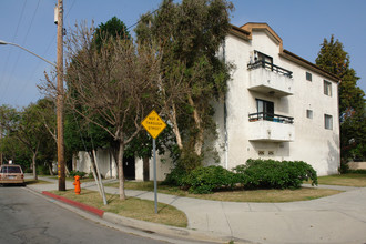 1117 S Lake St in Burbank, CA - Building Photo - Building Photo