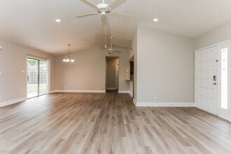 1574 SE Cownie St in Port St. Lucie, FL - Foto de edificio - Building Photo