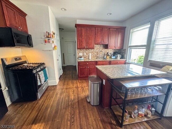 215 Alexander St in Newark, NJ - Building Photo - Building Photo