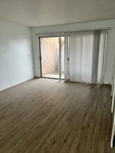 1101 West Macarthur Boulevard, Unit 205 in Santa Ana, CA - Foto de edificio - Building Photo