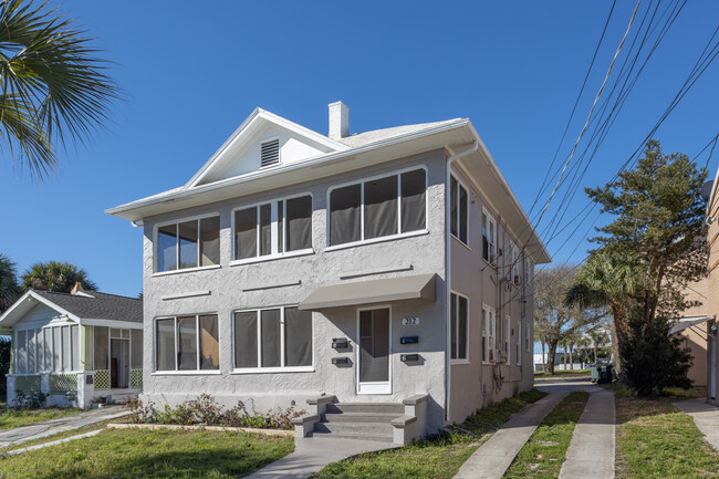 212 S Oleander Ave in Daytona Beach, FL - Foto de edificio - Building Photo