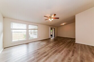 6205 37th Ave W in Bradenton, FL - Foto de edificio - Building Photo