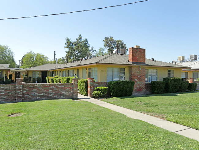 College Apartments in Fresno, CA - Foto de edificio - Building Photo