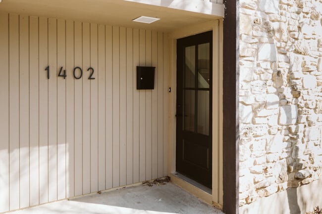 1402 Fairfield Dr, Unit B in Austin, TX - Building Photo - Building Photo