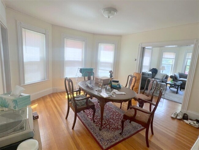 27 Willow Ave, Unit 1 in Somerville, MA - Building Photo - Building Photo