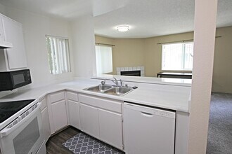 7575 Charmant Dr in San Diego, CA - Building Photo - Building Photo