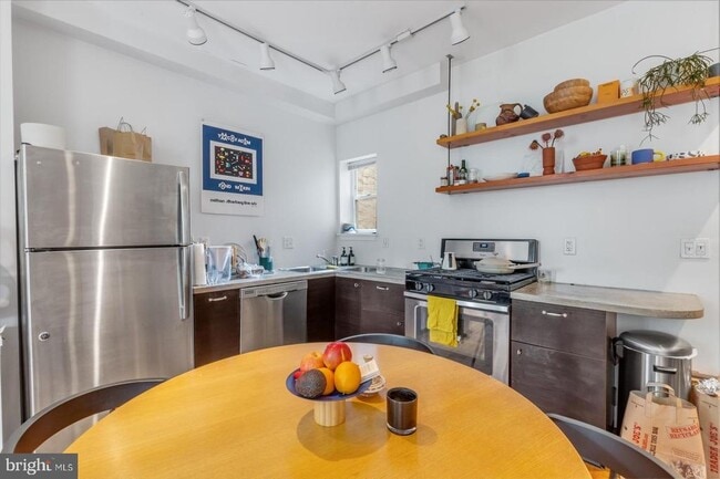 2049 E Susquehanna Ave in Philadelphia, PA - Building Photo - Building Photo