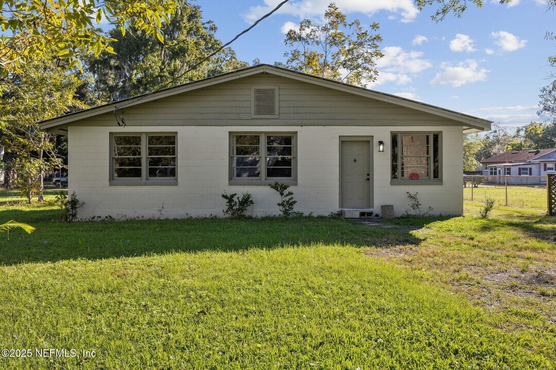 253 Santa Barbara St in Jacksonville, FL - Building Photo