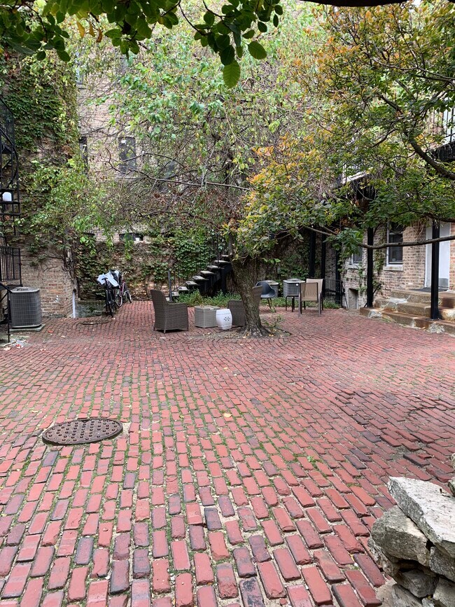 1446 W Polk St in Chicago, IL - Building Photo - Building Photo
