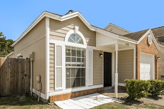605 Staffordshire Dr E in Jacksonville, FL - Building Photo - Building Photo