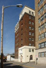 Hampton Hall Apartments in Louisville, KY - Building Photo - Building Photo