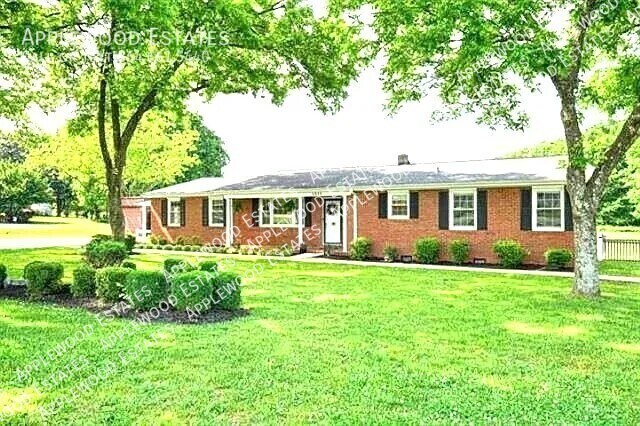 3084 Old Furnace Rd in Boiling Springs, SC - Building Photo