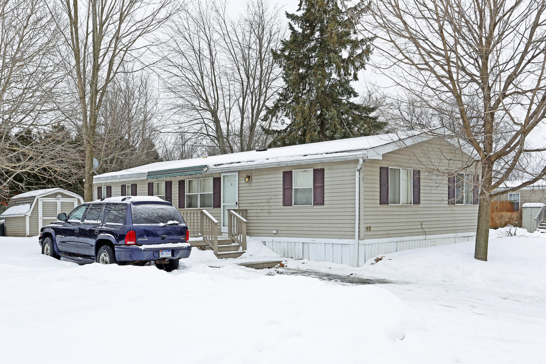 Lake Villa Manufactured Housing Community in Oxford, MI - Building Photo