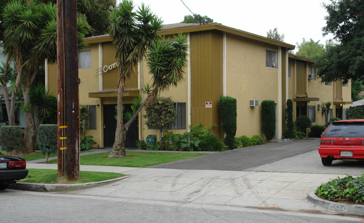 698 Earlham St in Pasadena, CA - Foto de edificio