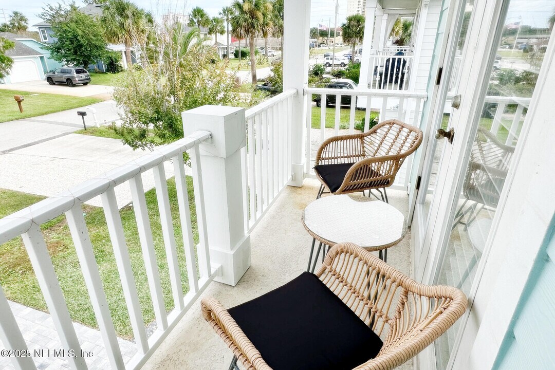 494 11th Ave S in Jacksonville Beach, FL - Building Photo