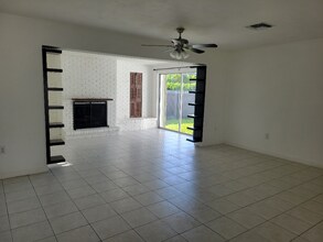 10605 SW 112th St in Miami, FL - Building Photo - Building Photo