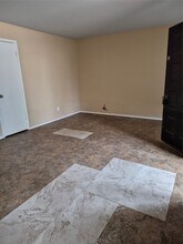 1014 Gunnison St in Sealy, TX - Foto de edificio - Building Photo