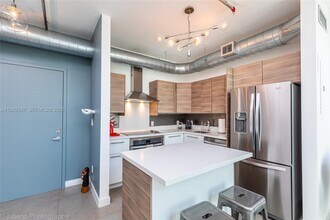 690 SW 1st Ct in Miami, FL - Building Photo - Building Photo