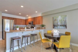 2425 33rd Ave W, Unit 202 in Seattle, WA - Building Photo - Building Photo
