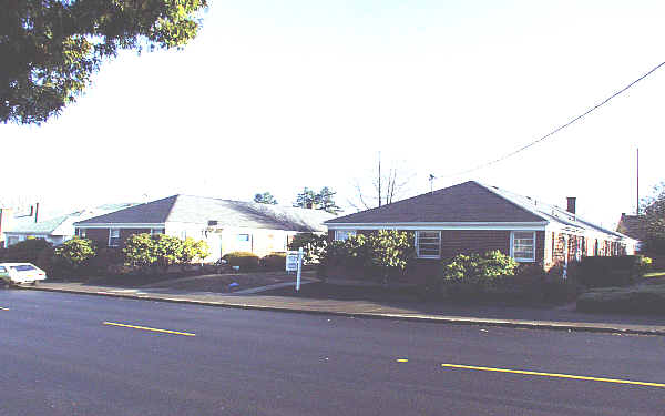 Alameda Court Apartments in Portland, OR - Building Photo - Building Photo