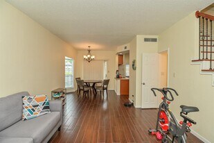 7575 Cambridge St in Houston, TX - Building Photo