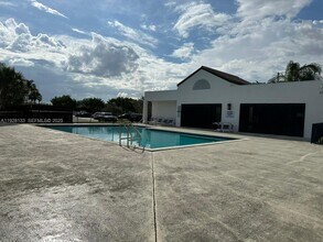 212 Lake Pointe Dr in Oakland Park, FL - Building Photo - Building Photo