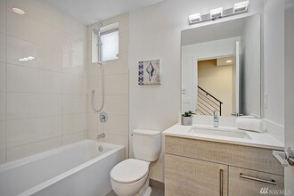 4128 36th Ave SW, Unit A in Seattle, WA - Foto de edificio - Building Photo