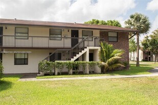 6040 Shaker Wood Cir in Tamarac, FL - Building Photo