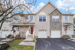 13 Jill Ct in Franklin Township, NJ - Building Photo