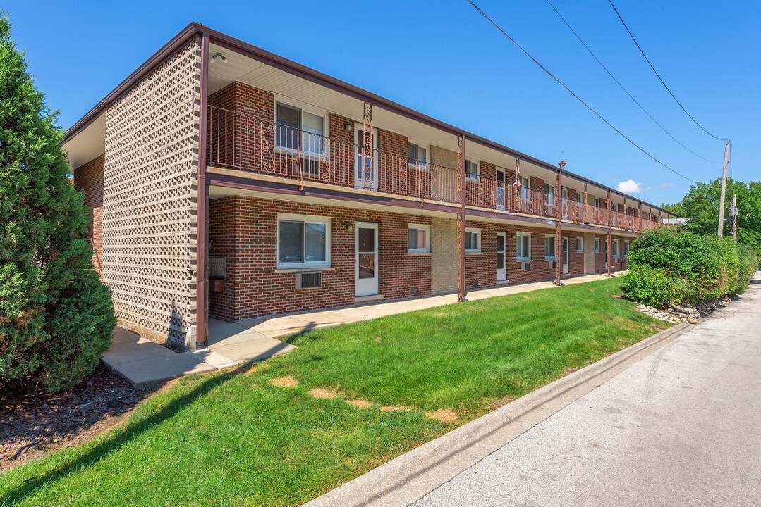 Hickory Glen Apartments in Hickory Hills, IL - Building Photo