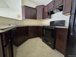 27341 Hidden Oaks Dr in Brownstown Township, MI - Foto de edificio - Building Photo