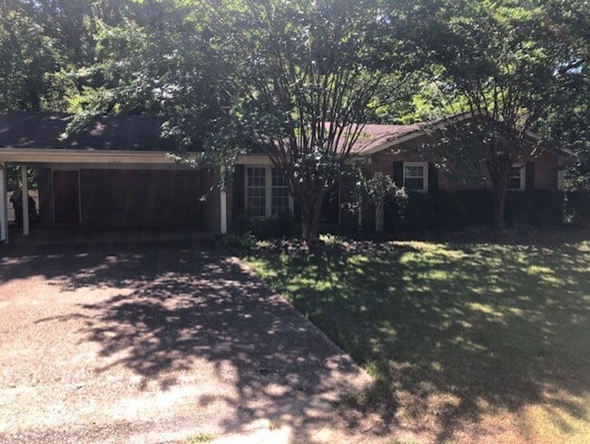 2062 Elvis Presley Dr in Tupelo, MS - Building Photo - Building Photo
