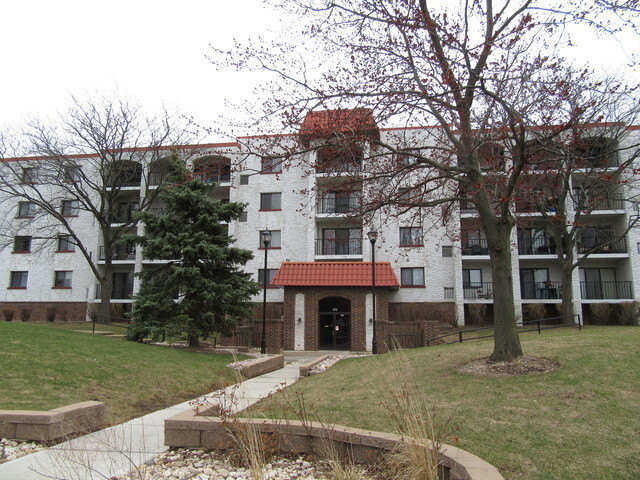 350 Plum Creek Dr, Unit 408 in Wheeling, IL - Building Photo