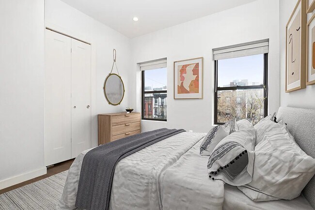 130 1st Ave in New York, NY - Foto de edificio - Building Photo