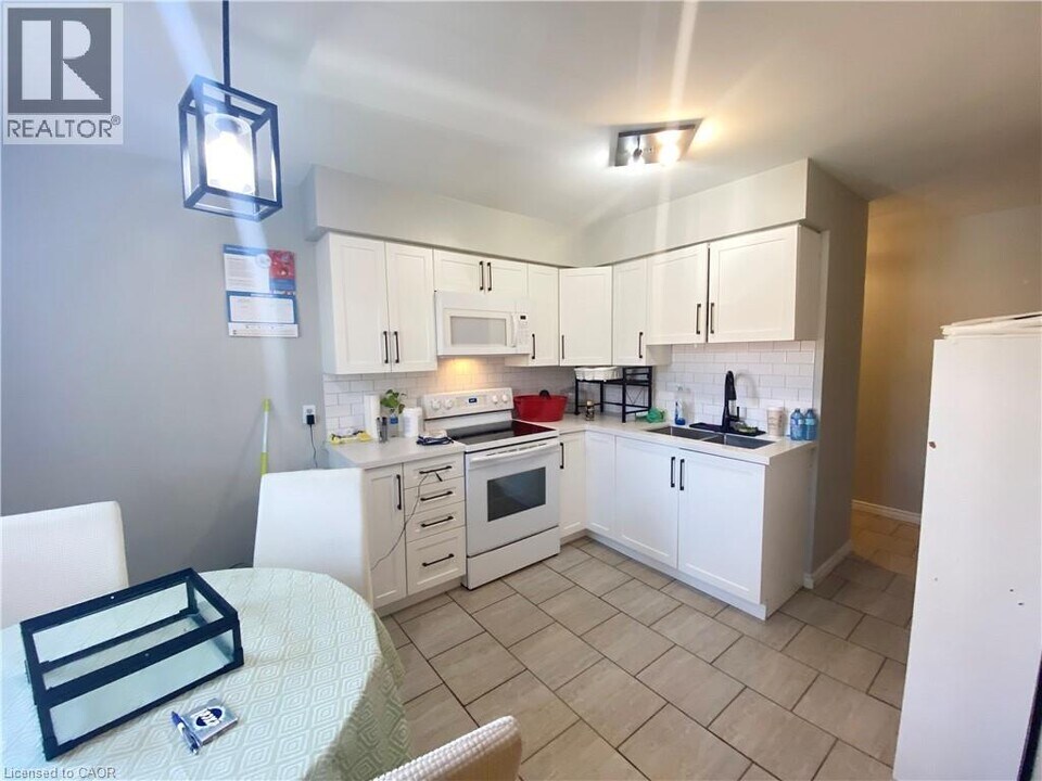 163 Chandler Dr in Kitchener, ON - Building Photo