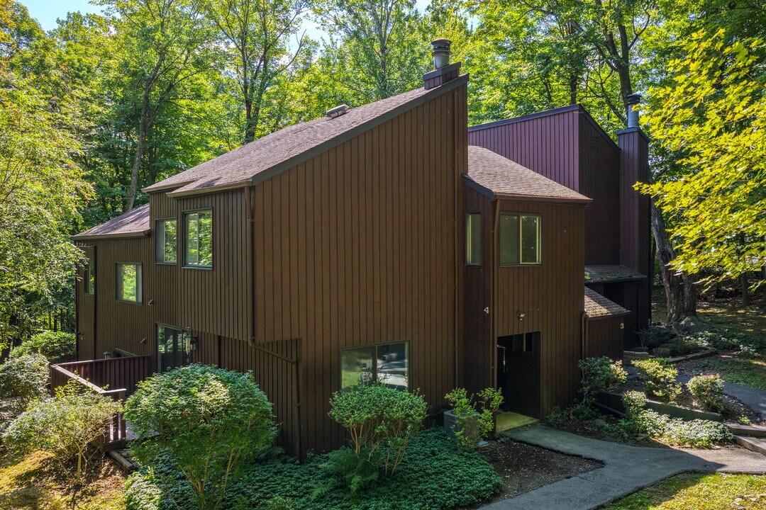 4 Aspen Ct in Highland Mills, NY - Building Photo